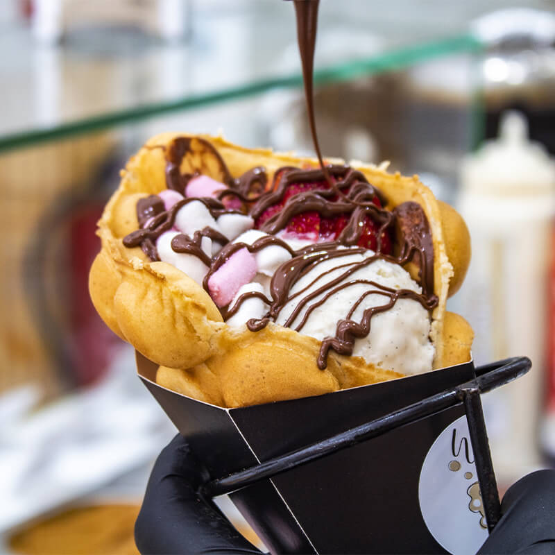 Waffle wrap con helado y chocolate en Dénia