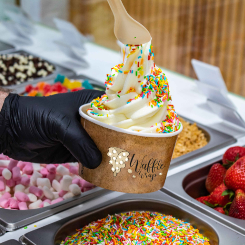 Yogurt helado con toppins waffle wrap
